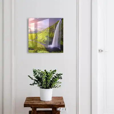 Cascadă de munte cu cer colorat