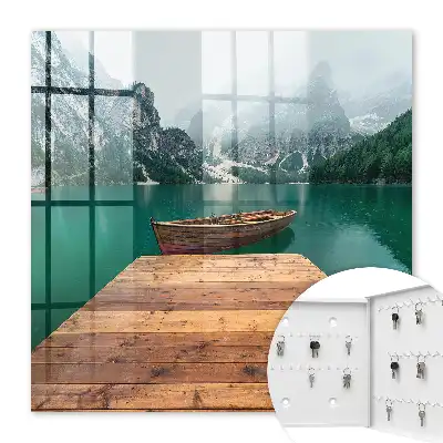 Un lac de munte înconjurat de vârfuri