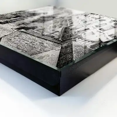 Farmec urban înconjurat de case de tip bloc