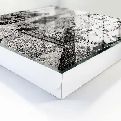Farmec urban înconjurat de case de tip bloc