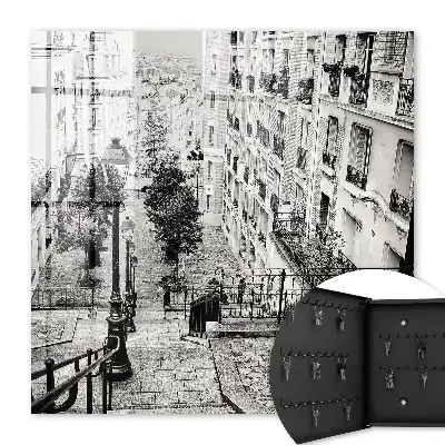Farmec urban înconjurat de case de tip bloc