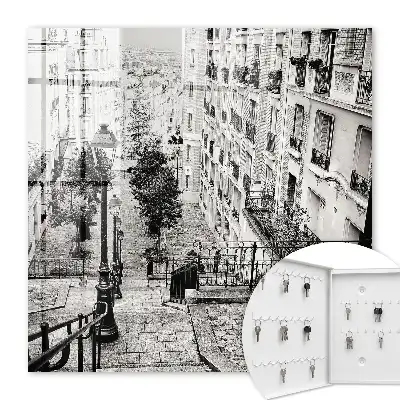 Farmec urban înconjurat de case de tip bloc