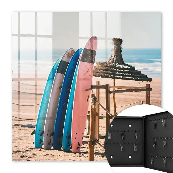 Placi de surf pe plajă cu cer albastru