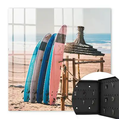 Placi de surf pe plajă cu cer albastru