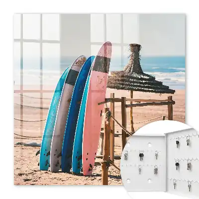 Placi de surf pe plajă cu cer albastru