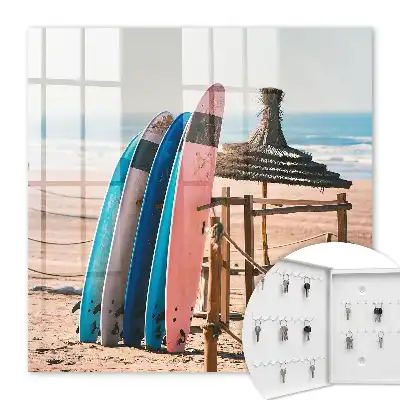 Placi de surf pe plajă cu cer albastru