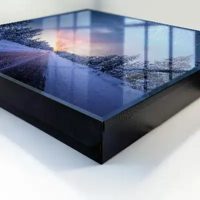 Stele peste drum în pădurea de iarnă