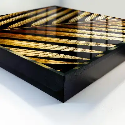 Frunză elegantă pe fundal negru