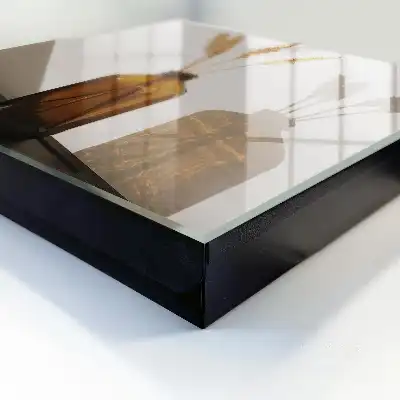 O sticlă de cereale în stil minimalist