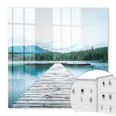 Lacul păcii înconjurat de munți