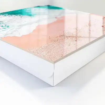 Ocean și plajă cu nisip roz