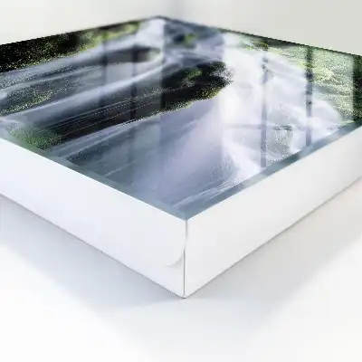 Cascadă verde înconjurătoare