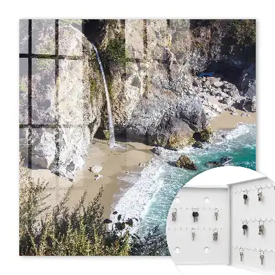 Coastă frumoasă cu stânci