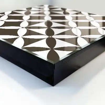 Compoziție geometrică simetrică contrastantă