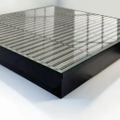 Plăci gri cu model geometric
