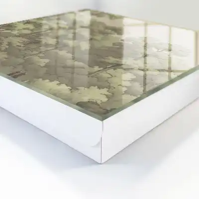 Pădure verde cu o căsuță mică