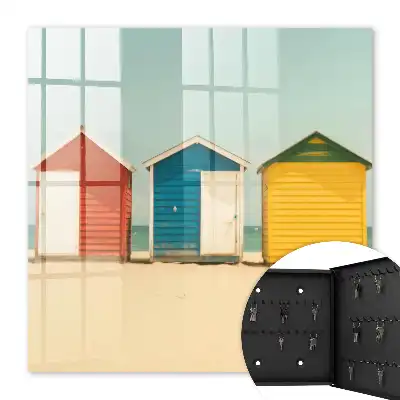 Case colorate cu marea în fundal