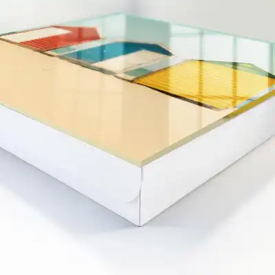 Case colorate cu marea în fundal