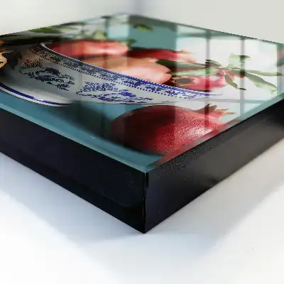 Fructe albastru-marin pe un fundal verde