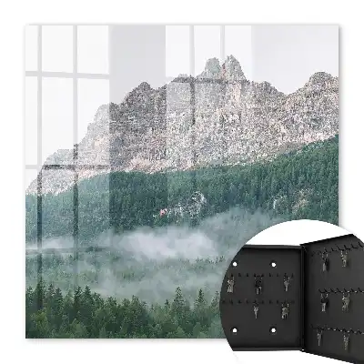 Panoramă montană învăluită în ceață