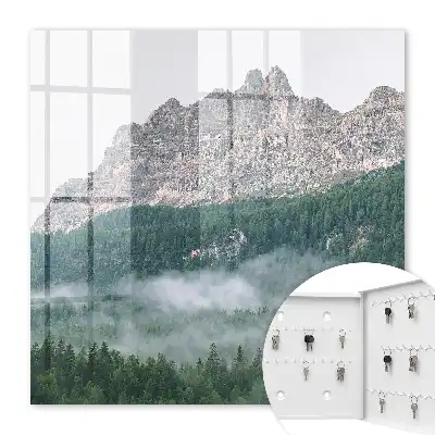 Panoramă montană învăluită în ceață