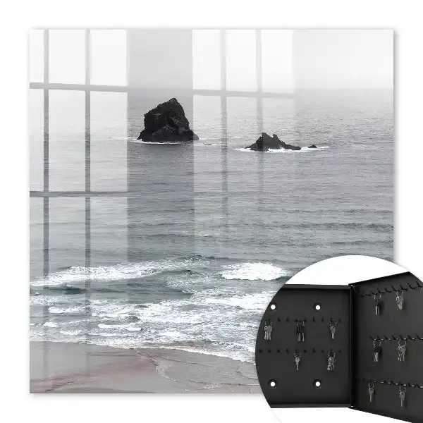 Marea zguduie oceanul calm
