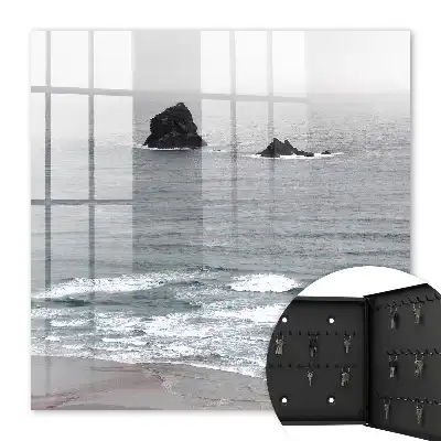 Marea zguduie oceanul calm