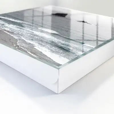 Marea zguduie oceanul calm