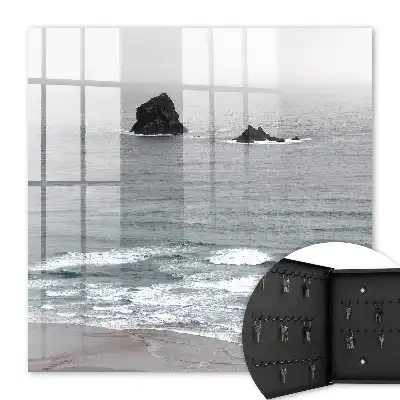 Marea zguduie oceanul calm