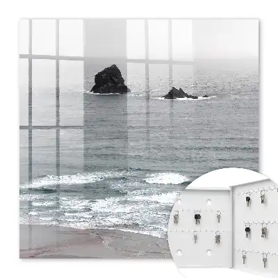 Marea zguduie oceanul calm