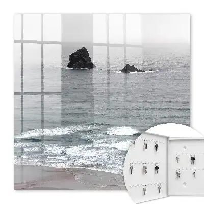 Marea zguduie oceanul calm