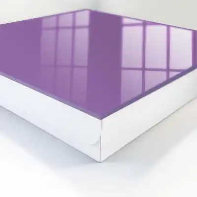 Expresivitatea minimalismului de culoare violetă