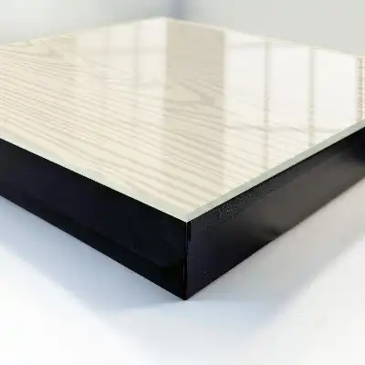 Model de lemn în tonuri deschise