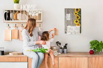 Panou din plută cu imprimeu floarea-soarelui pe fundal de lemn