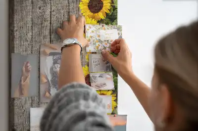 Panou din plută cu imprimeu floarea-soarelui pe fundal de lemn