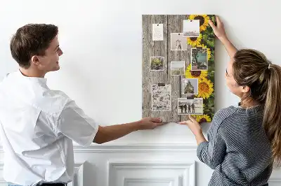 Panou din plută cu imprimeu floarea-soarelui pe fundal de lemn