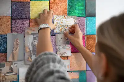 Panou de plută cu blocuri de lemn colorate