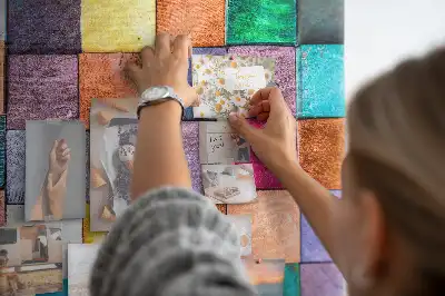 Panou de plută cu blocuri de lemn colorate