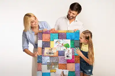 Panou de plută cu blocuri de lemn colorate