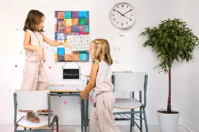 Panou de plută cu blocuri de lemn colorate