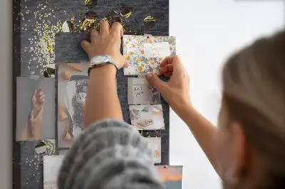 Panou de plută cu model confetti aurii