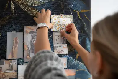 Panou din plută cu motiv floral închis la culoare
