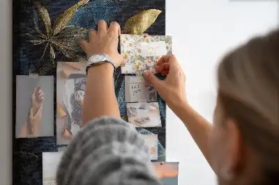 Panou din plută cu motiv floral închis la culoare