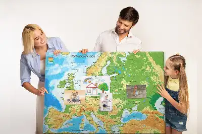 Panou din plută cu harta lumii