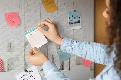Tablă de plută cu design tipografic Home pentru peretele sufrageriei