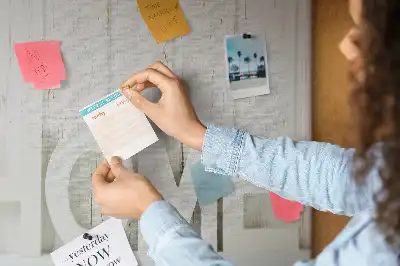 Tablă de plută cu design tipografic Home pentru peretele sufrageriei