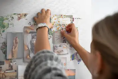 Panou din plută cu hartă schematică a globului