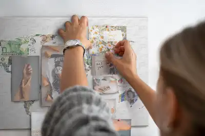 Panou din plută cu hartă schematică a globului