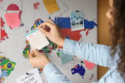 Hartă din plută cu steaguri naționale