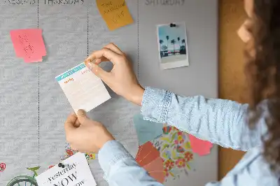 Tablă de plută tip calendar săptămânal pentru perete